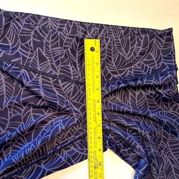 Lululemon wonder under full on Luxtreme crop legging in blue leaf patternSz-8 V6 - Picture 9 of 11